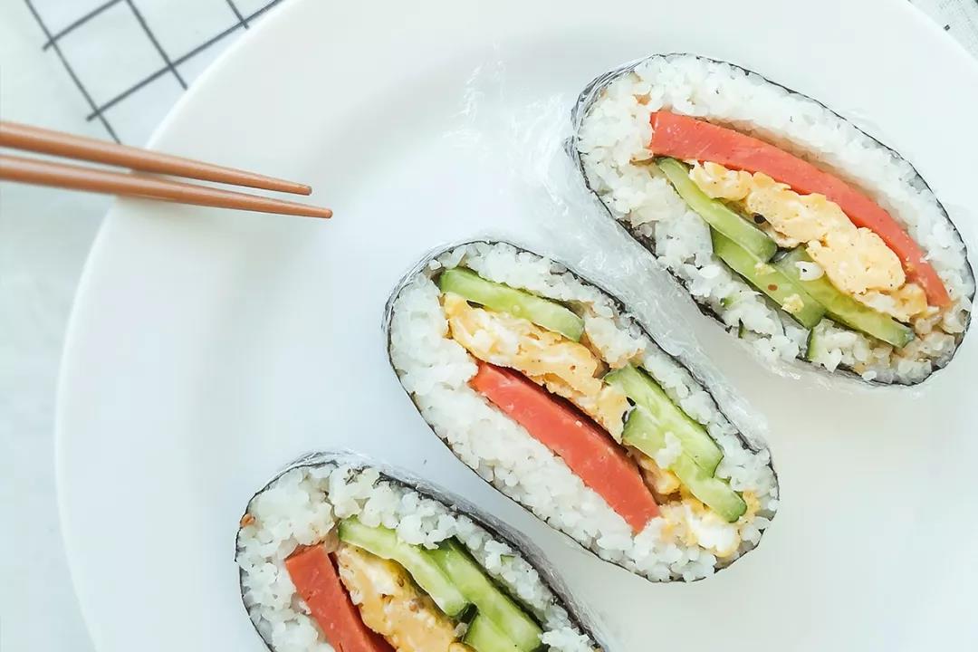 不用捏的日式口袋飯團(tuán)，借用保鮮膜輕松搞定